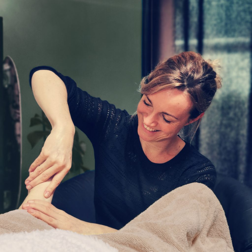 Une réflexologue passionnée exerce son savoir-faire avec expertise en Normandie, prodiguant des soins attentifs et bienveillants pour favoriser le bien-être physique et mental de ses clients.