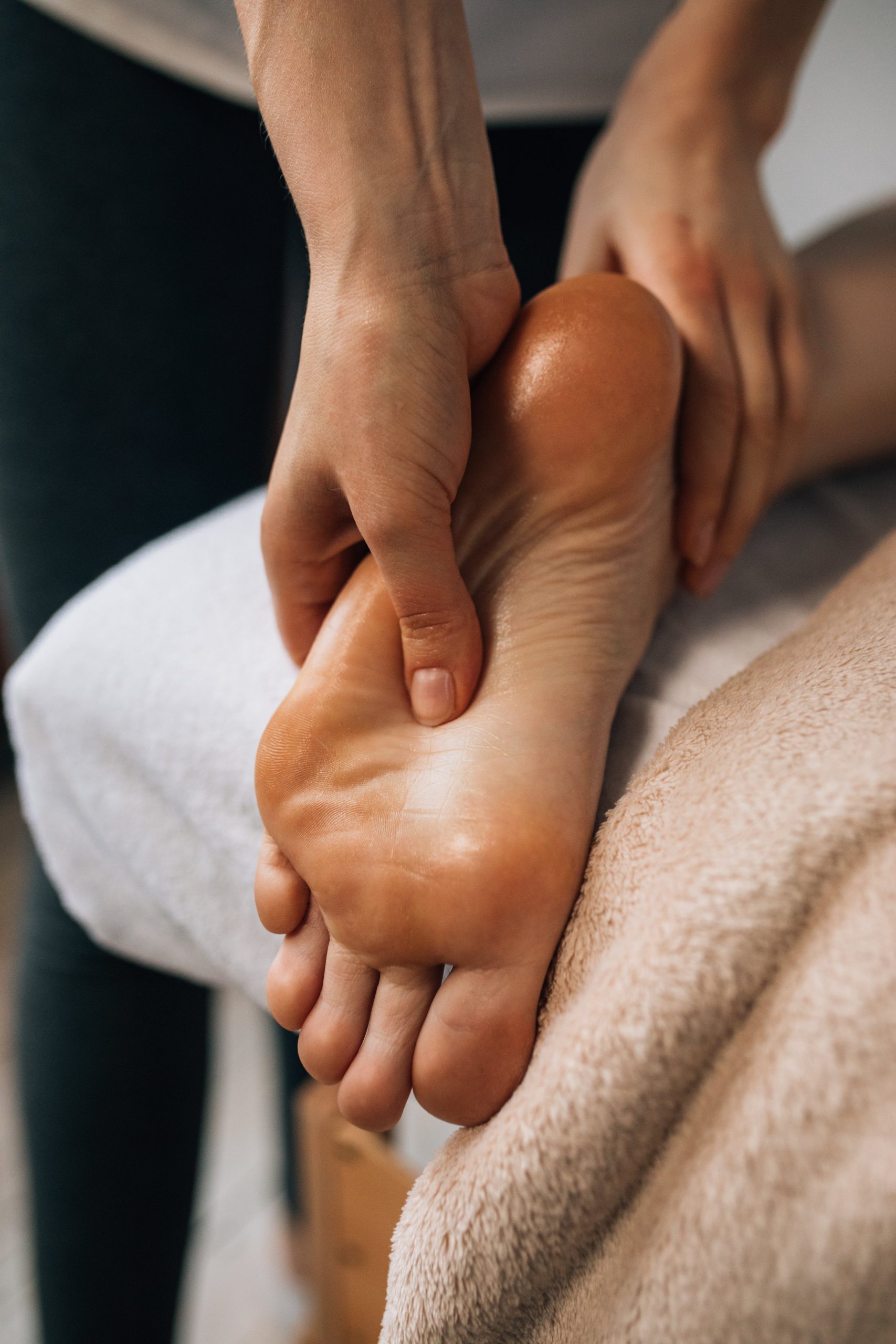 Une réflexologue dévouée pratique son métier avec maîtrise en Normandie, offrant des soins attentionnés et bienveillants pour améliorer le bien-être physique et mental de sa clientèle.